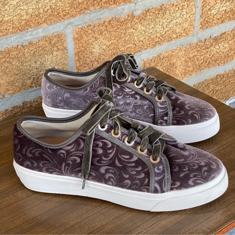 Alma en pena sneakers size 9